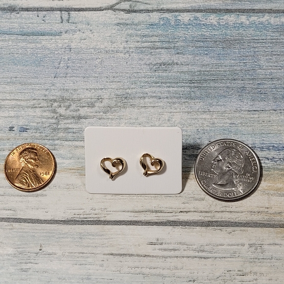 14k Small Heart Earrings. - Picture 13 of 14